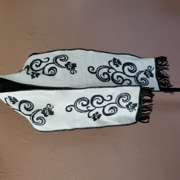 Classic Alpaca Black and White Scarf - Picture 2 of 4